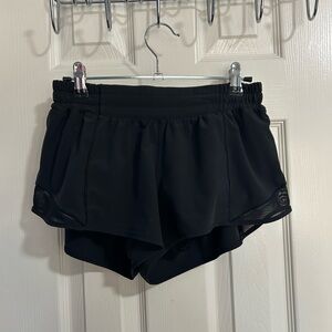 Lululemon Hotty Hots 2.5 inch inseam size 6